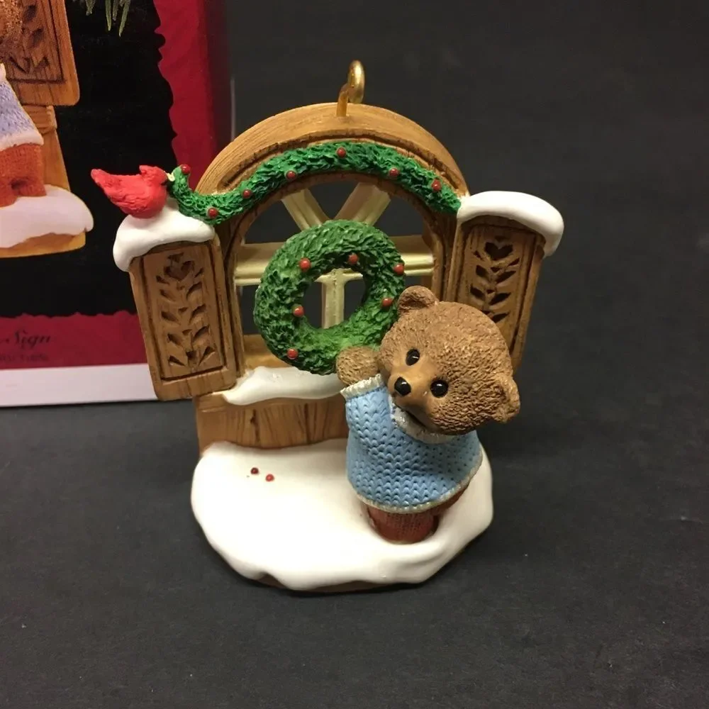 Hallmark Keepsake Ornament with Bear‎ and Wreath